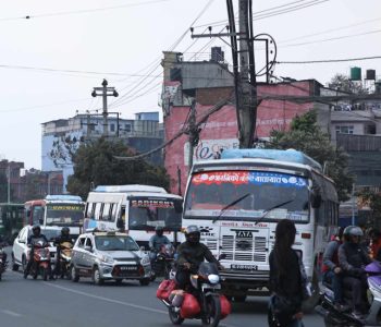 राजावादीको भेलाले सवारी आवागमन प्रभावित (तस्वीरहरू)