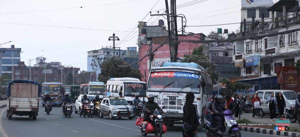 राजावादीको भेलाले सवारी आवागमन प्रभावित (तस्वीरहरू)