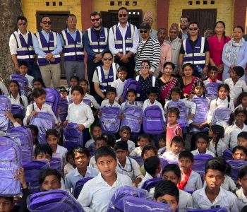 एनपीएलका चौकाबापतको शैक्षिक सामग्री वितरण गर्दै एनसेल