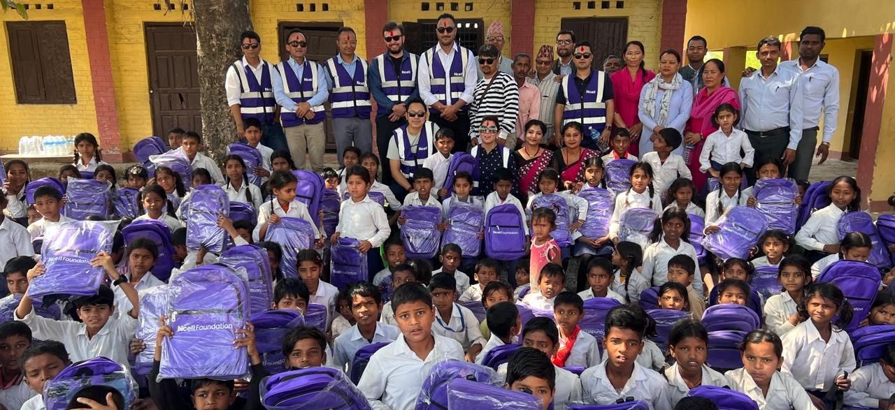 एनपीएलका चौकाबापतको शैक्षिक सामग्री वितरण गर्दै एनसेल