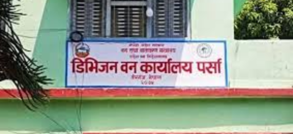 एक दशकदेखि अवैध रुपमा सञ्चालन हुँदै आएको स–मिलका उपकरण वन कार्यालयद्वारा बरामद