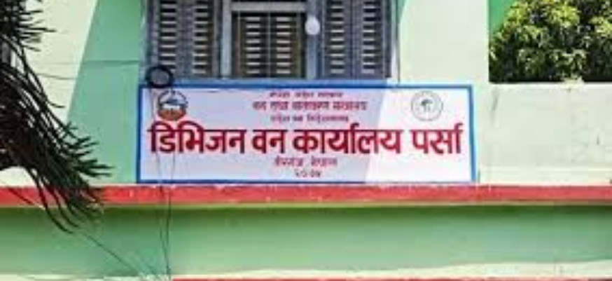एक दशकदेखि अवैध रुपमा सञ्चालन हुँदै आएको स–मिलका उपकरण वन कार्यालयद्वारा बरामद