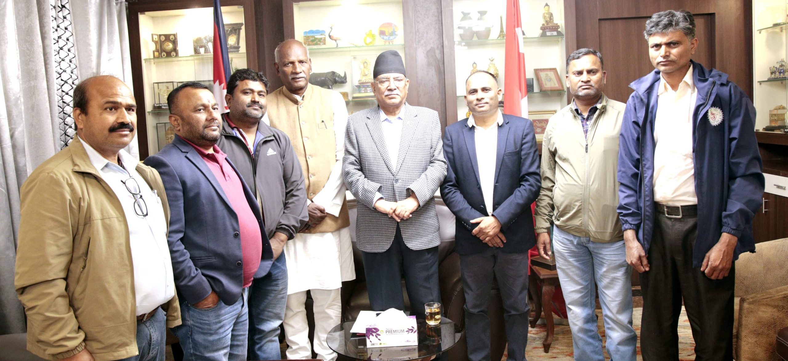कवाड व्यवसायीले भेटे प्रचण्ड, महानगरको अवरोध हटाइदिन माग