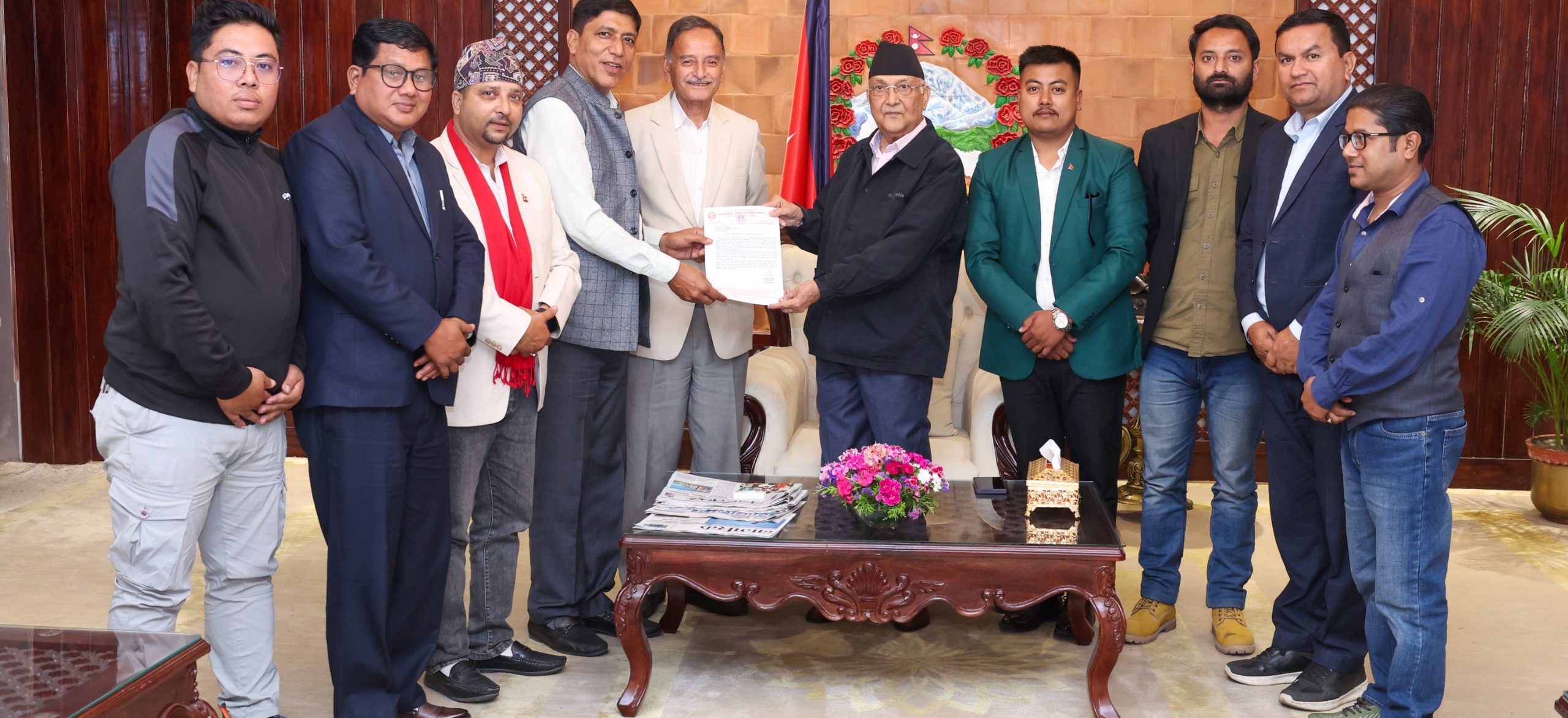 झापामा गिरिजाप्रसाद कोइराला सभागृहको निर्माण अघि बढाउने प्रधानमन्त्री ओलीको प्रतिबद्धता