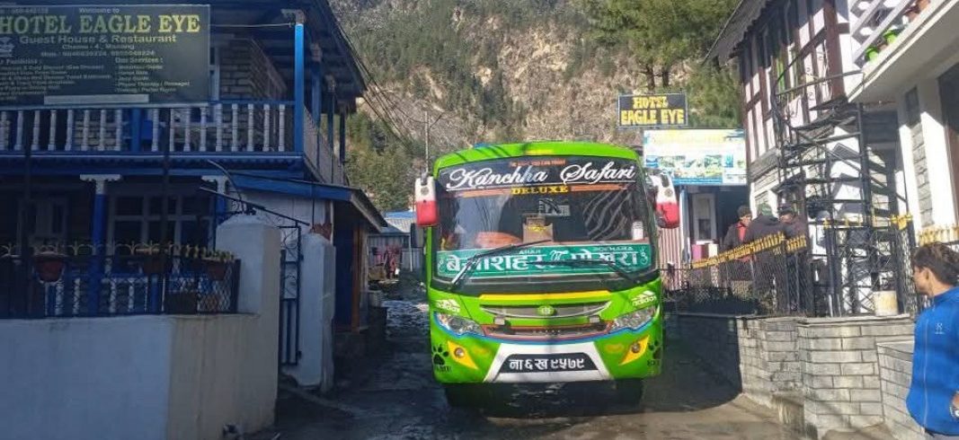 पहिलोपटक मनाङ सदरमुकाम पुग्यो बस
