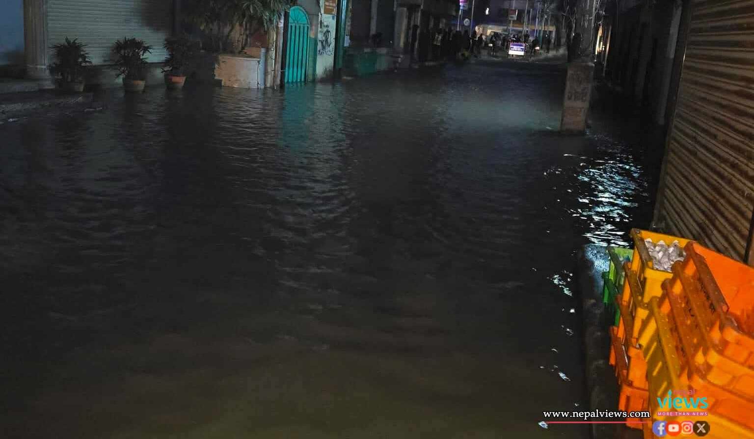 थापाथलीमा मेलम्चीको पाइप फुटेको घटना : पसल र रेस्टुरेन्ट जलमग्न