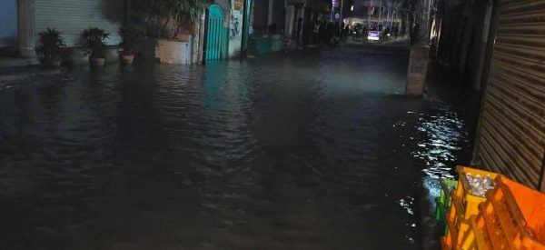 थापाथलीमा मेलम्चीको पाइप फुटेको घटना : पसल र रेस्टुरेन्ट जलमग्न