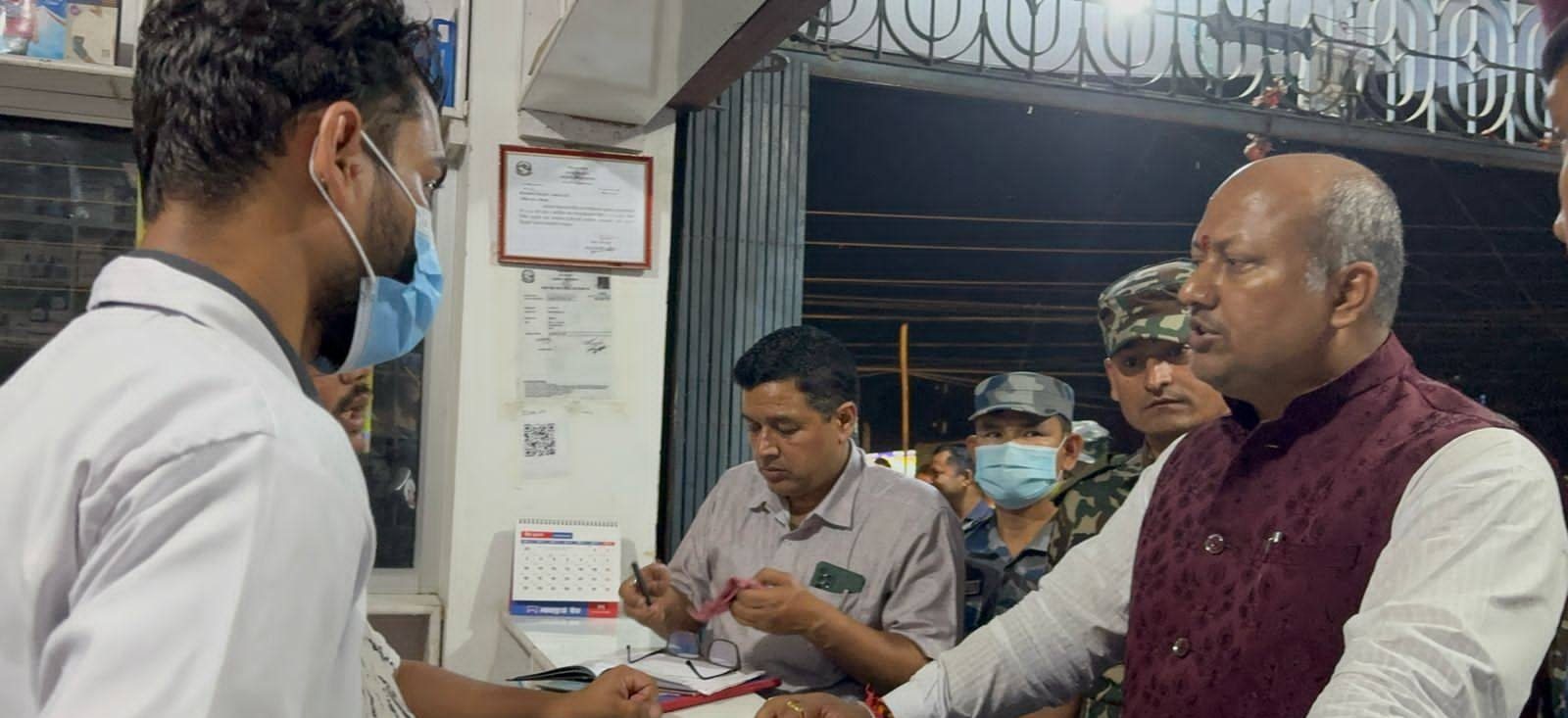 मिर्चैयाका अस्पतालमा मुख्यमन्त्रीको अनुगमन, दुईजना पक्राउ