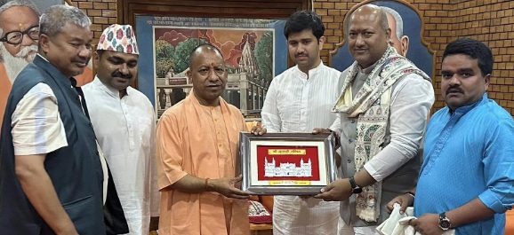 सङ्घलाई सुइको नदिइ योगीलाई भेट्न पुगे मधेसका मुख्यमन्त्री