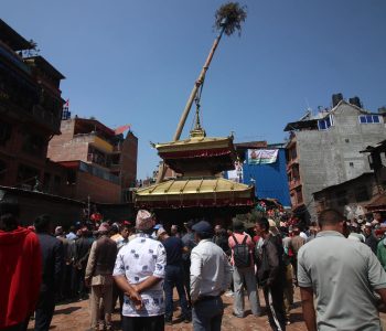 बिस्केट जात्राको अन्तिम दिन हात नभएको लिङ्गो ढालियो