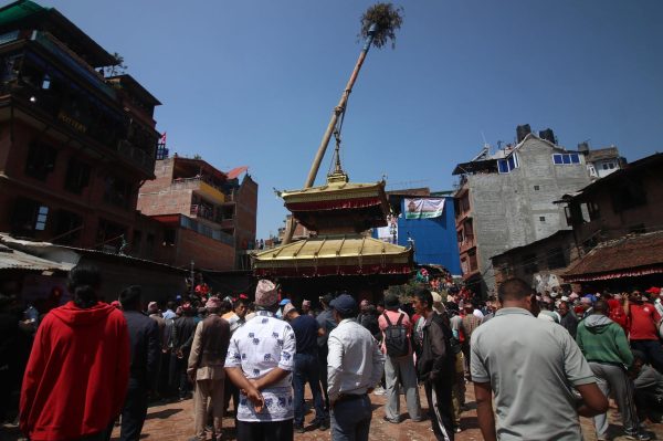 बिस्केट जात्राको अन्तिम दिन हात नभएको लिङ्गो ढालियो