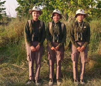 चितवन निकुञ्ज क्षेत्रमा साहसिकतामा रमाउँदै ‘नेचर गाइड’ महिला