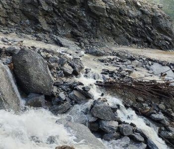 पहिरोले कोशी राजमार्गको भोटखोला खण्ड अवरुद्ध