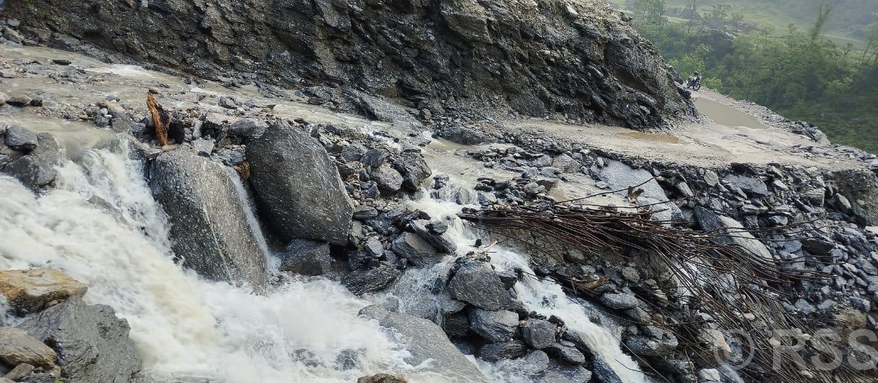 पहिरोले कोशी राजमार्गको भोटखोला खण्ड अवरुद्ध