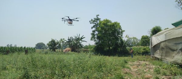 व्यावसायिक कृषिमा ड्रोनको प्रयोग, वार्षिक २६ लाखसम्म कमाउँछन् आसरेराम