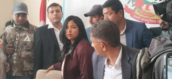 सुनीताले बालेनलाई भनिन् – कोठामा बसेर आदेश दिन पाइँदैन