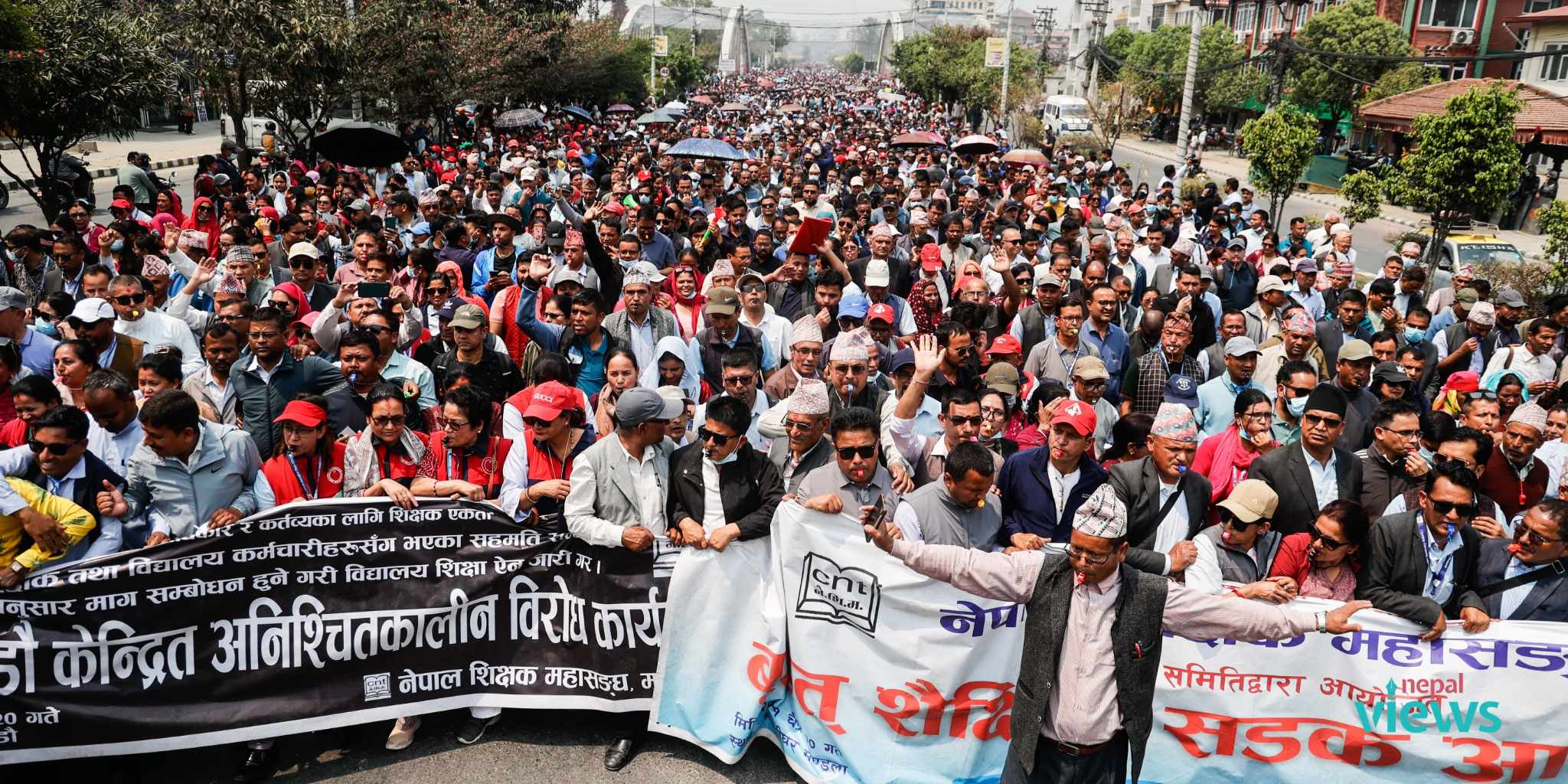 सिट्ठी फुक्दै सडकमा उत्रिए शिक्षक (तस्वीरहरू)