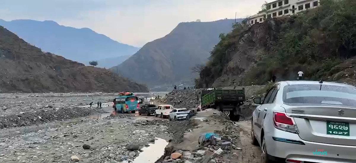 पहिरो खसेपछि बीपी राजमार्ग अवरुद्ध