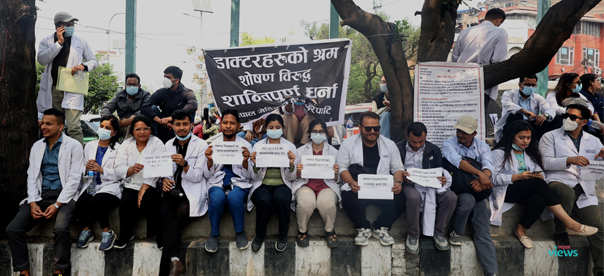 न्यूनतम तलब नपाएको भन्दै चिकित्सकको धर्ना (तस्वीरहरू)