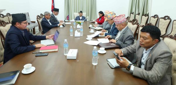 आन्दोलित शिक्षकका मागबारे प्रधानमन्त्रीले गरे मन्त्री र सचिवसँग छलफल