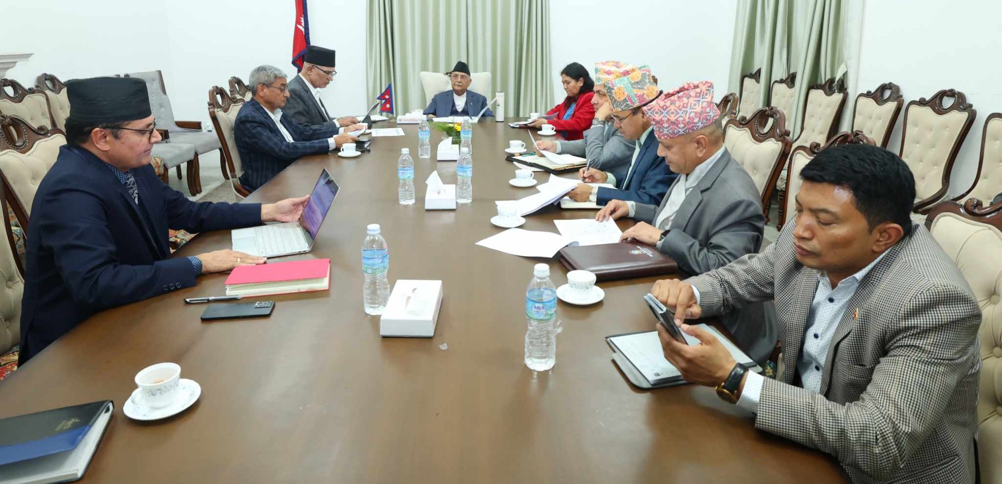 आन्दोलित शिक्षकका मागबारे प्रधानमन्त्रीले गरे मन्त्री र सचिवसँग छलफल