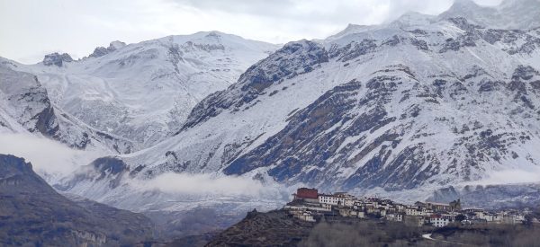 मुस्ताङमा हिमपात, भीर–पाखा सेताम्य (तस्वीरहरू)