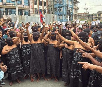सहकारी तथा लघुवित्त पीडितको अर्धनग्न प्रदर्शन (तस्वीरहरू)