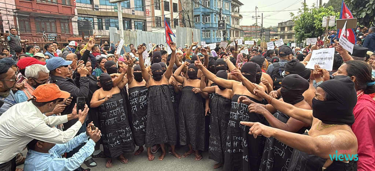 सहकारी तथा लघुवित्त पीडितको अर्धनग्न प्रदर्शन (तस्वीरहरू)