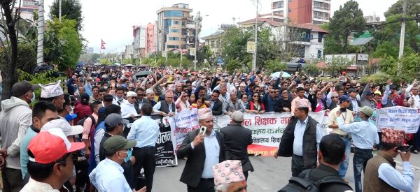 शिक्षकहरू आज पनि सडक आन्दोलनमा