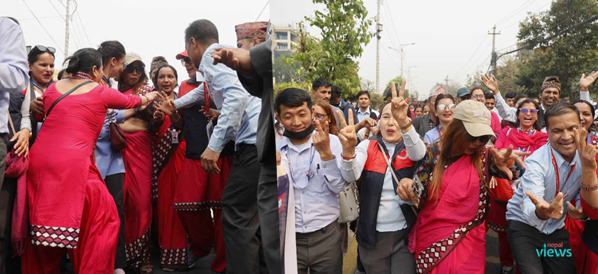 नाच्दै गाउँदै आन्दोलनमा शिक्षकहरू (तस्वीरसहित)