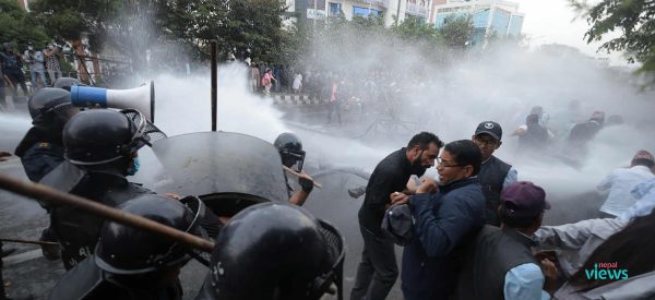 शिक्षक आन्दोलन : ढुङ्गा प्रहारपछि प्रहरीले हान्यो पानीको फोहोरा (तस्वीरहरू)
