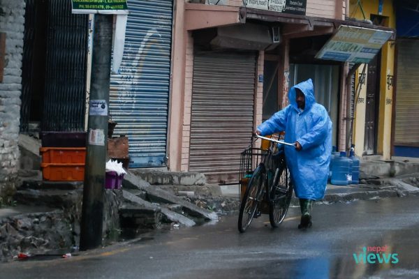 देशका केही भागमा बिहानैदखि वर्षा, तराईमा तापक्रम बढ्यो