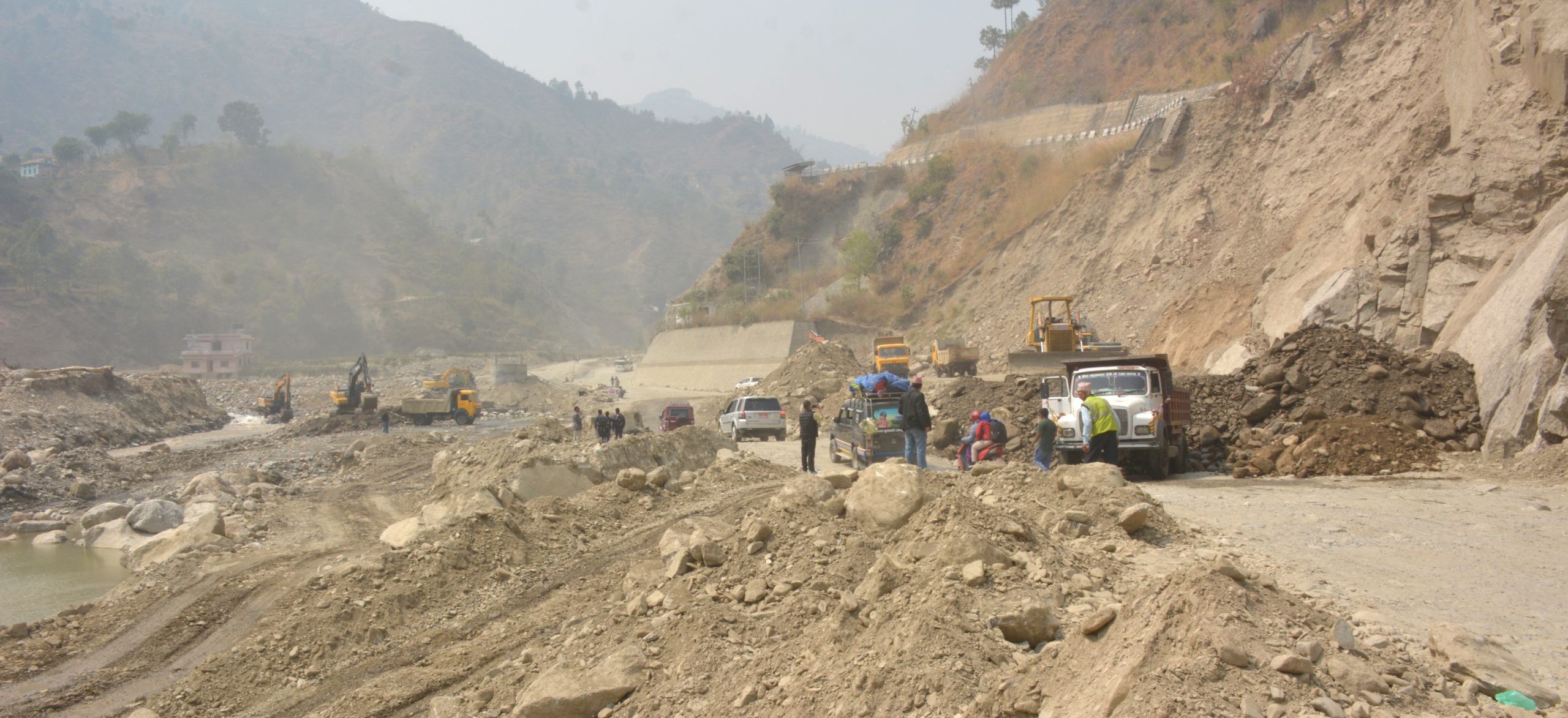 बीपी राजमार्ग : पहिरो प्रभावित क्षेत्रमा वैकल्पिक सडक निर्माणको काम धमाधम