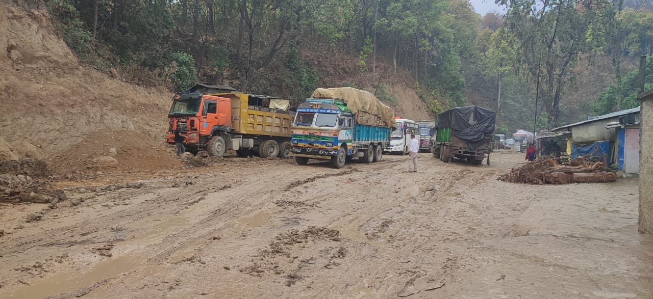 बुटवल–नारायणगढ सडकखण्ड अवरुद्ध, सवारीसाधन र यात्रु अलपत्र