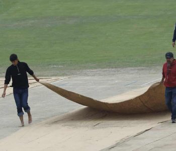 मूलपानी क्रिकेट मैदानको पिचबाट कभर हटाइयो (तस्वीरहरू)