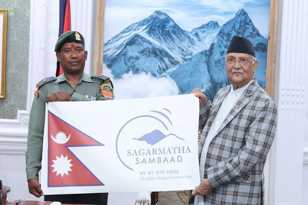 सगरमाथा चढ्ने तयारीमा रहेका असइ छत्याललाई प्रधानमन्त्रीको बिदाइ