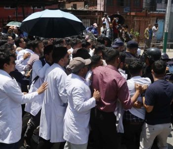 माइतीघरमा चिकित्सक र प्रहरीबीच ठेलमठेल (तस्वीरहरू)