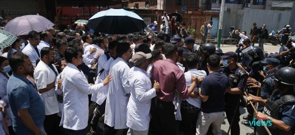 माइतीघरमा चिकित्सक र प्रहरीबीच ठेलमठेल (तस्वीरहरू)