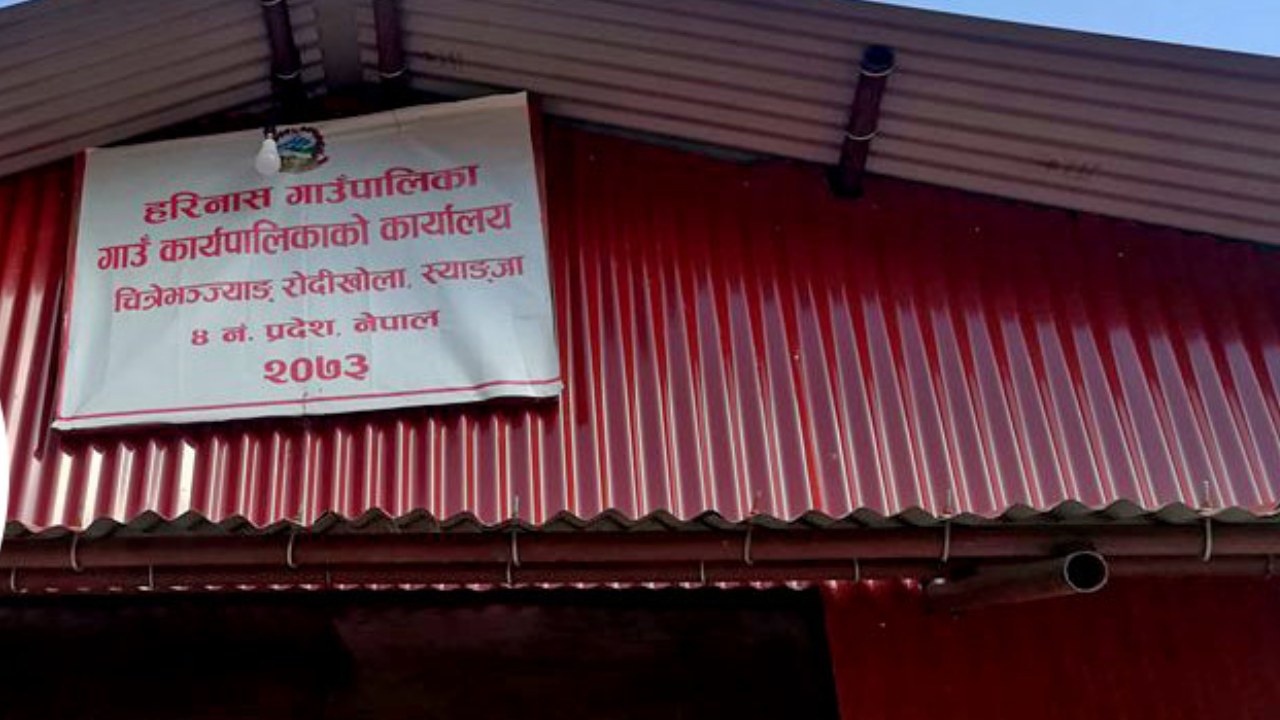 आन्दोलनरत शिक्षकलाई पालिकाले भन्यो: पढाई भएको दिनको मात्रै तलब दिन्छौं