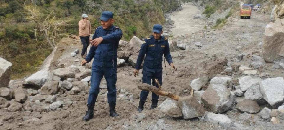 पहिरोले कर्णाली राजमार्ग अवरुद्ध