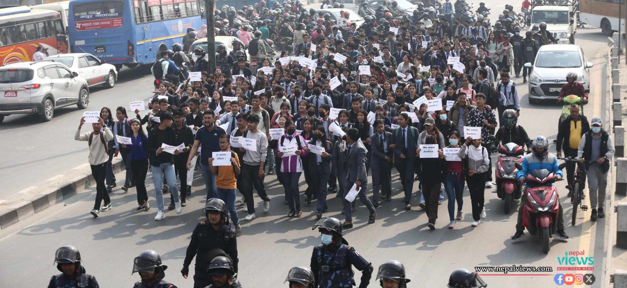 गोली लागी घाइते भएका रेविका खत्री र उनका दाइलाई न्याय माग्दै विद्यार्थीको प्रदर्शन (तस्वीरहरू)
