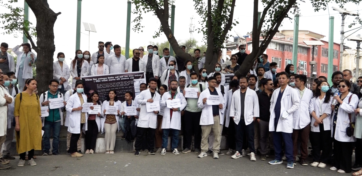 माइतीघरमा स्वास्थ्यकर्मीहरूको धर्ना (तस्वीरहरू)