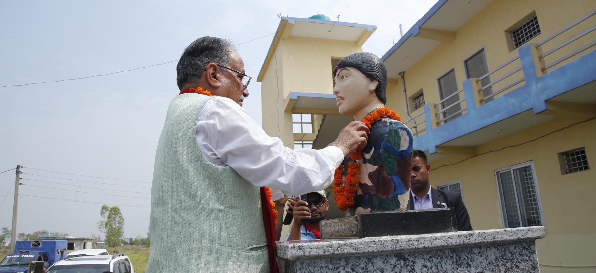 शहीद स्मृति केन्द्रको अवलोकनमा प्रचण्ड : सालिकमा माल्यार्पण