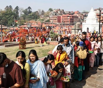 नयाँ वर्षको पहिलो दिन : पशुपतिमा दर्शनार्थीको भीड (तस्वीरहरू)