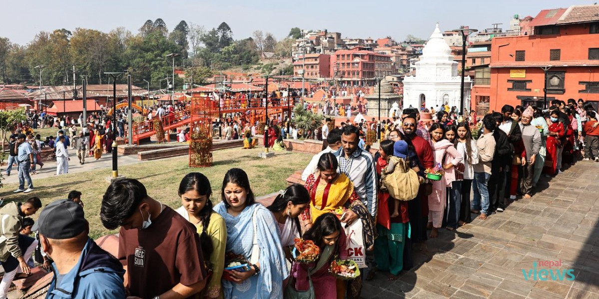 नयाँ वर्षको पहिलो दिन : पशुपतिमा दर्शनार्थीको भीड (तस्वीरहरू)