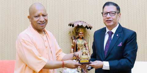 नेपाली राजदूत शर्माले गोरखपुर पुगेर भेटे आदित्यनाथ
