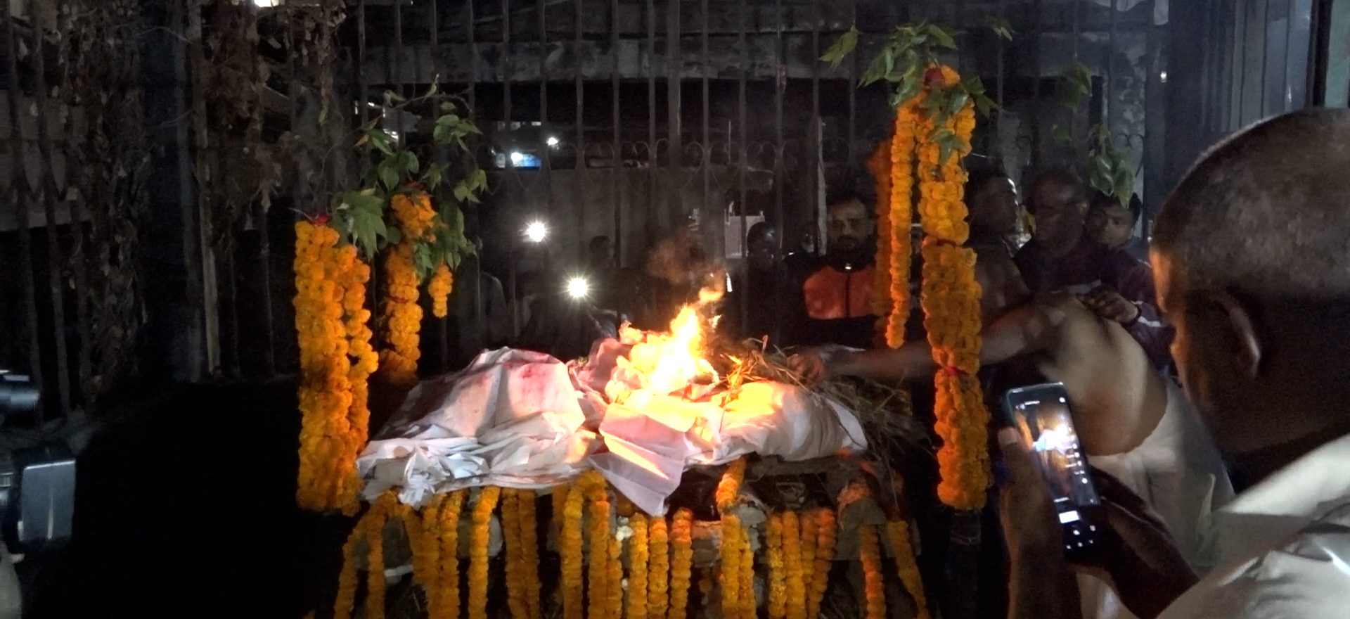तीनकुनेमा मृत्यु भएका पत्रकार रजकको ढल्कोमा अन्त्येष्टि