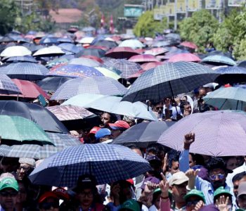 छाता ओढेर शिक्षकहरू आन्दोलनमा (तस्वीरसहित)