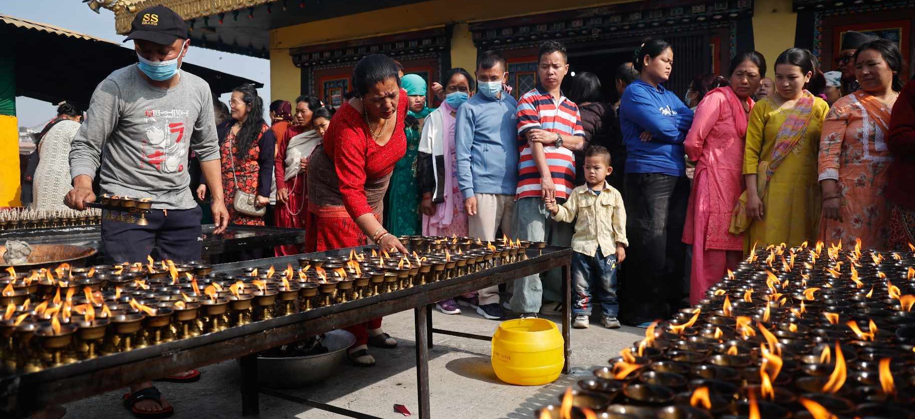 बौद्धमा तेमाल जात्रा : पितृको चीरशान्तिका लागि बत्ती बाल्ने परम्परा (तस्वीरहरू)