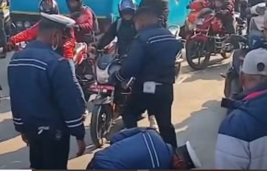पुरुषलाई कुटपिट गर्ने चार ट्राफिक प्रहरी जिम्मेवारीबाट हटाइए